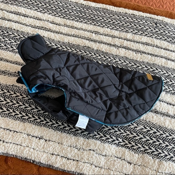 New in package Amazon reversible dog vest size medium blue flannel/ black puffer - Picture 3 of 5